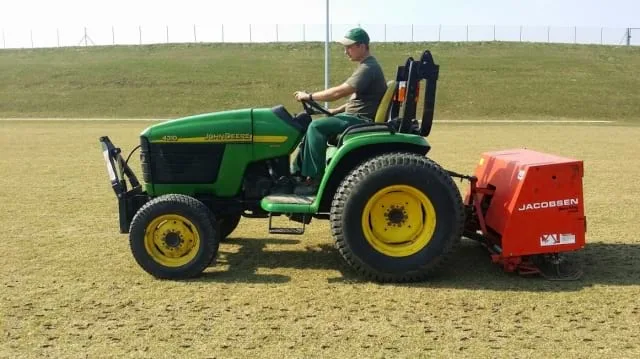 Aeracja powierzchni boiska