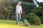 Spreading fertiliser with a broadcast spreader for fertiliser and seed – Mr. Green Grass®